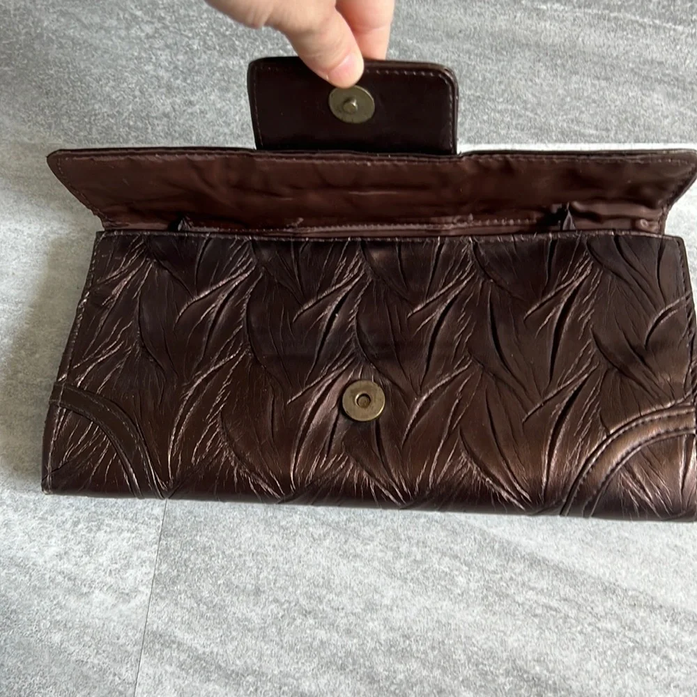 Brown shiny textured clutch bag with chair for shoulder bag‎
